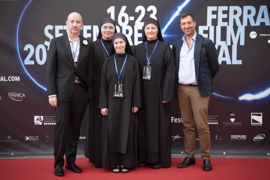 Da sinistra il regista Mike Dorsey e le suore protagoniste del documentario 'Sisters of Ukraine' al Ferrara Film Festival