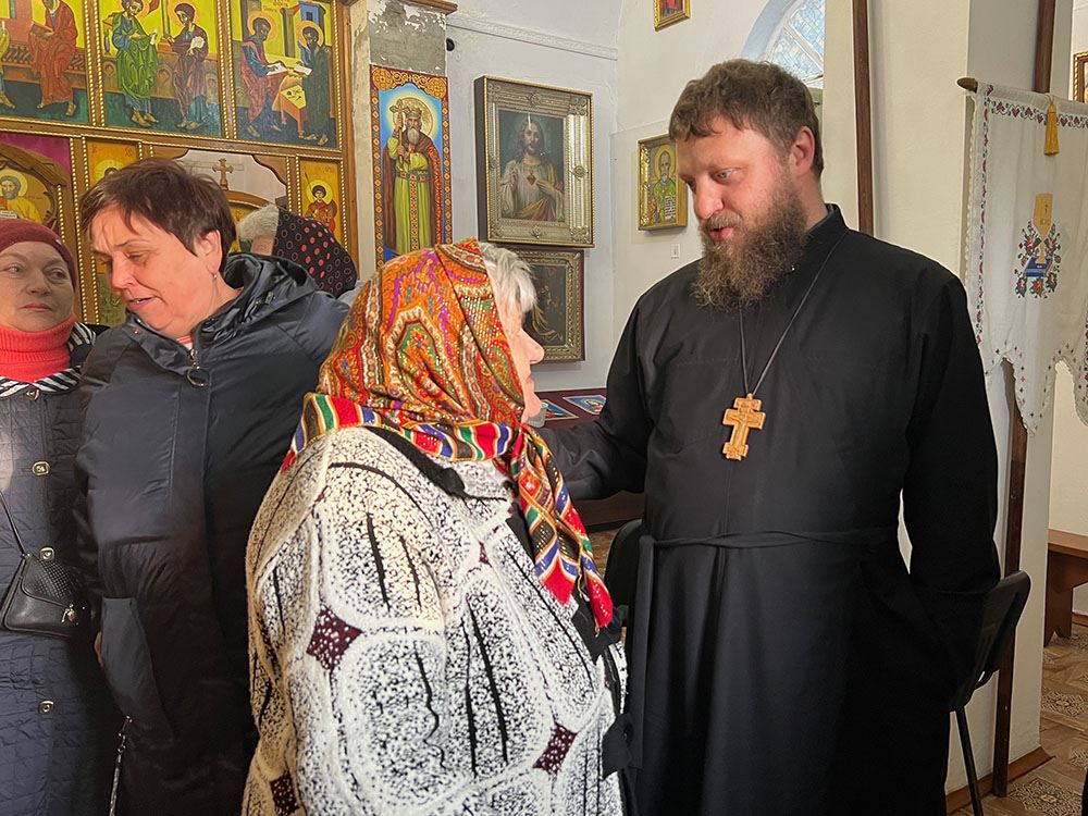 Padre Sergio Palamarchuk con le sue parrocchiane nella chiesa di Pokrovsk