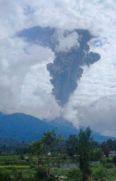 Indonesia, nell'isola di Sumatra è in corso l'eruzione del vulcano Marapi