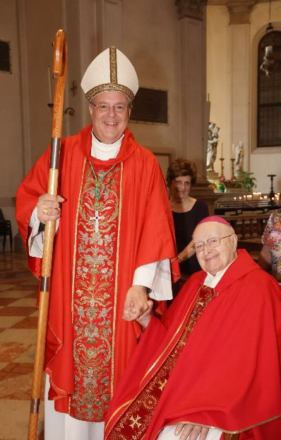 Il vescovo Tomasi (in piedi) assieme al suo predecessore, Magnani