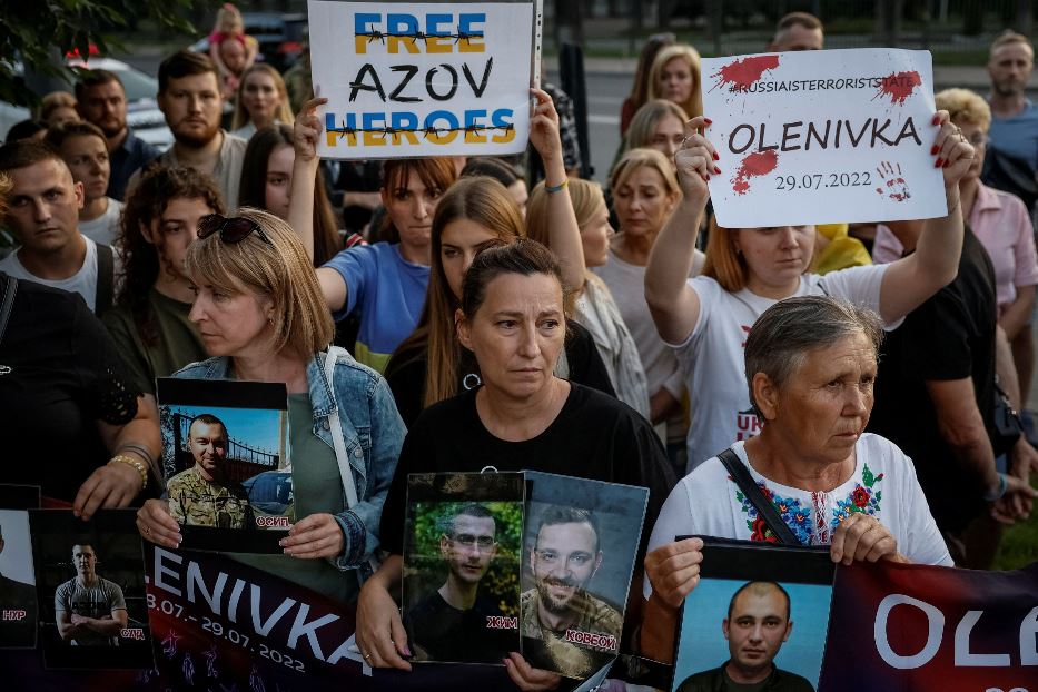 A Kiev la manifestazione davanti all'ambasciata russa per chiedere la liberazione dei prigionieri di guerra dell'acciaieria Azovstal
