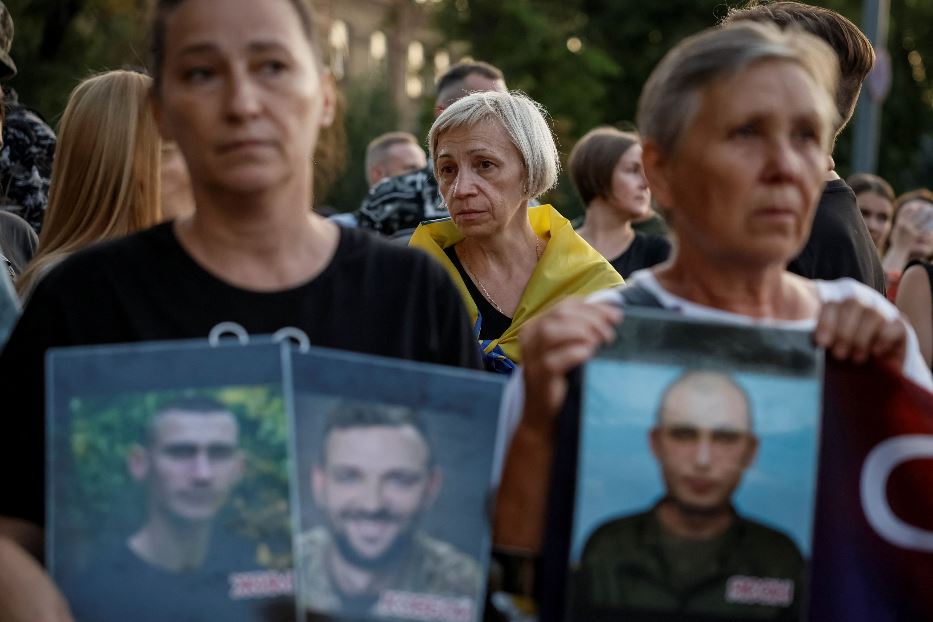 A Kiev la manifestazione davanti all'ambasciata russa per chiedere la liberazione dei prigionieri di guerra dell'acciaieria Azovstal