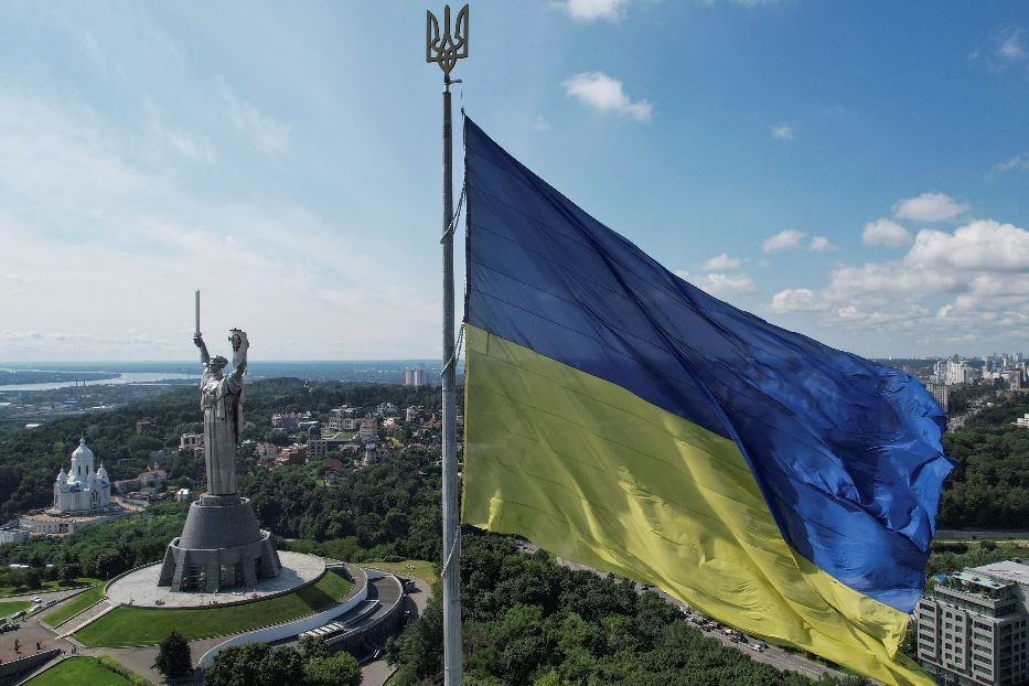 La bandiera ucraina sventola sopra la città di Kiev