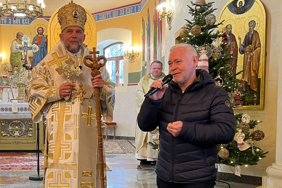 Il saluto del sindaco di Kharkiv, Ihor Terekhov, al termine della Messa di Natale con l'esarca Vasyl Tuchapets