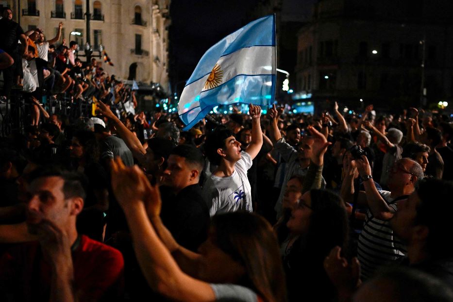 Manifestanti davanti alla sede del Parlamento a Buenos Aires