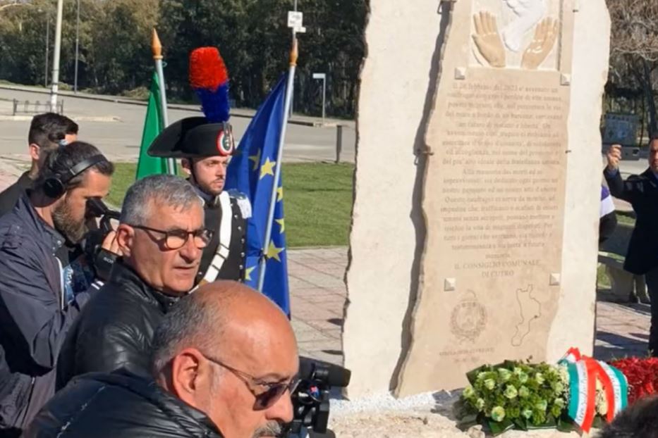 Il monumento dedicato alla memoria delle vittime e dei sopravvissuti del naufragio inaugurato ieri a Cutro