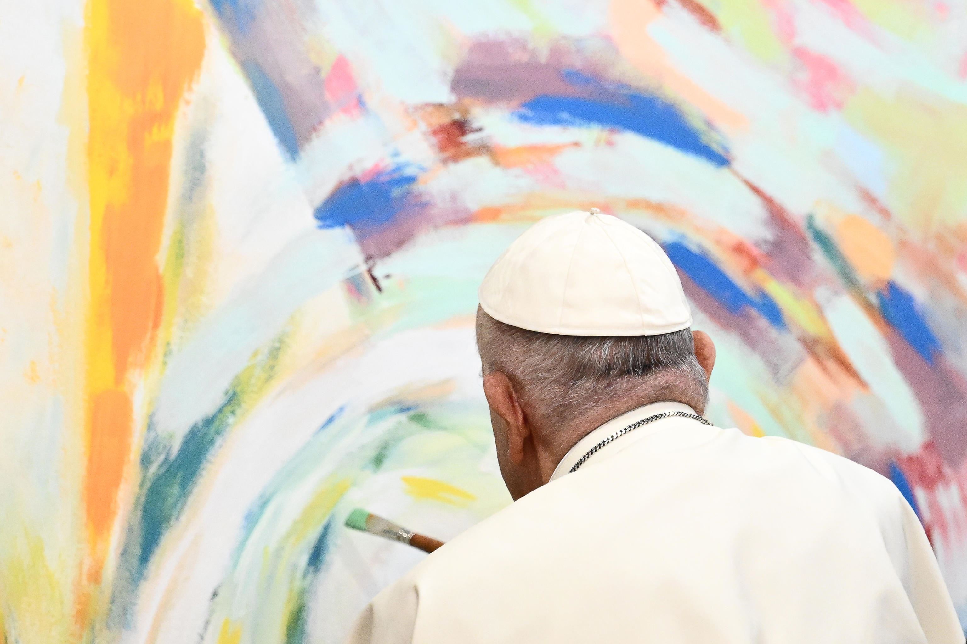 Papa Francesco con il pennello in mano completa il murale 'Vita tra i mondi'