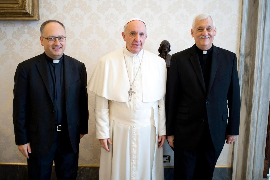 Da sinistra, padre Antonio Spadaro, papa Francesco e padre Arturo Sosa Abascal, preposito generale della Compagnia di Gesù