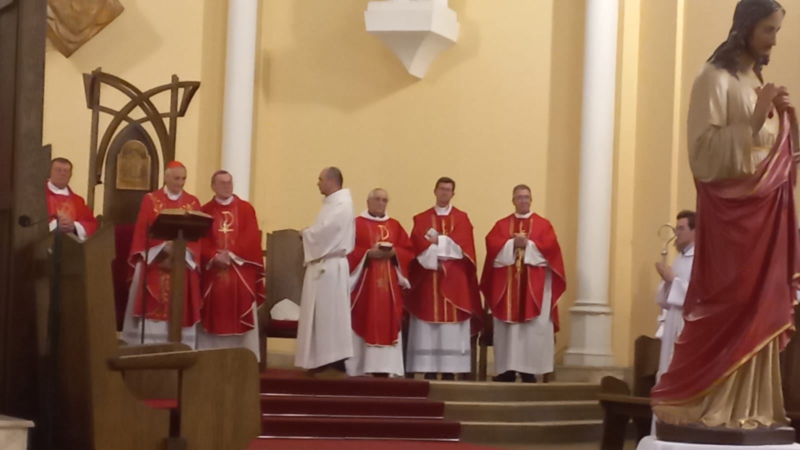 Un momento della messa celebrata dal cardinale Zuppi nella cattedrale cattolica di Mosca