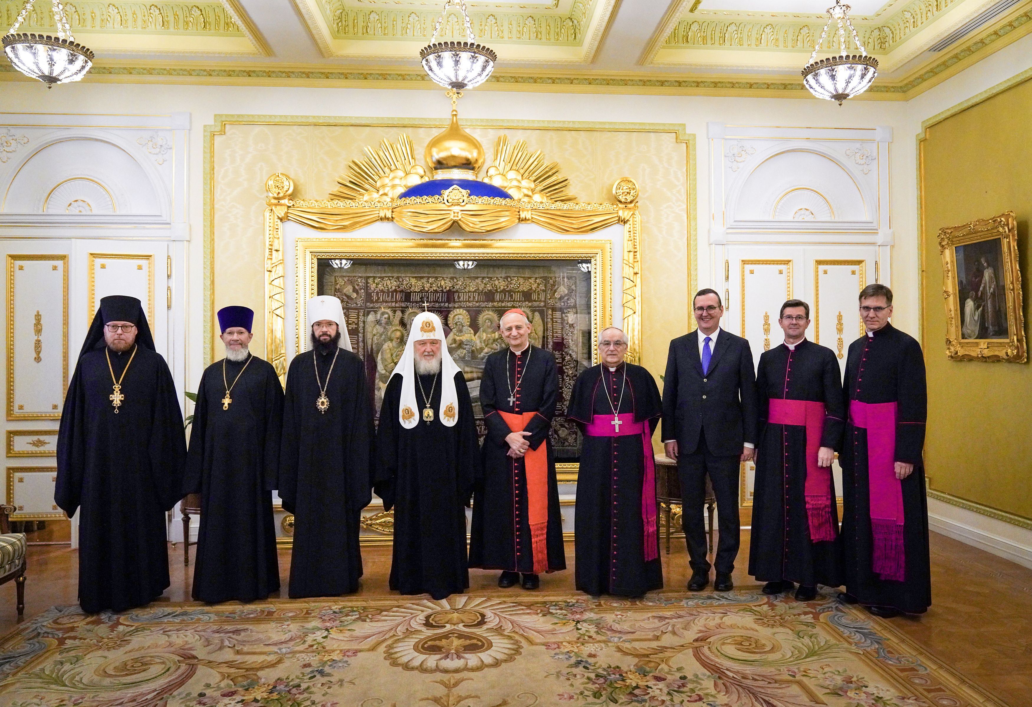 Un momento dell'incontro tra il cardinale Zuppi e il patriarca Kirill
