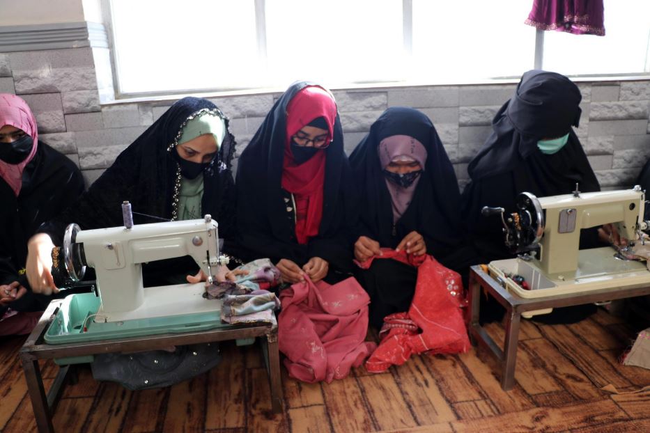 Donne al lavoro in un laboratorio a Kandahar Sopra, la fiera al parco Zar Negar a Kabul