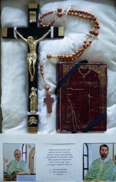 Donati a papa Francesco la croce, il Rosario e il libro dei due sacerdoti prigionieri dei russi dallo scorso novembre