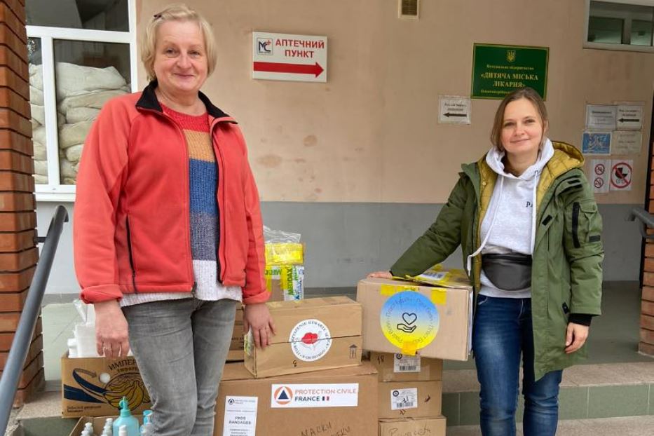 Olena Kulygina, l'influencer cattolica, mentre consegna gli aiuti acquistati con i fondi raccolti su Internet