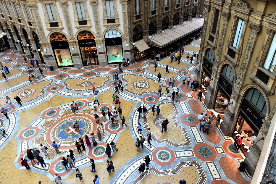 Turisti in Galleria Vittorio Emanuele di Milano
