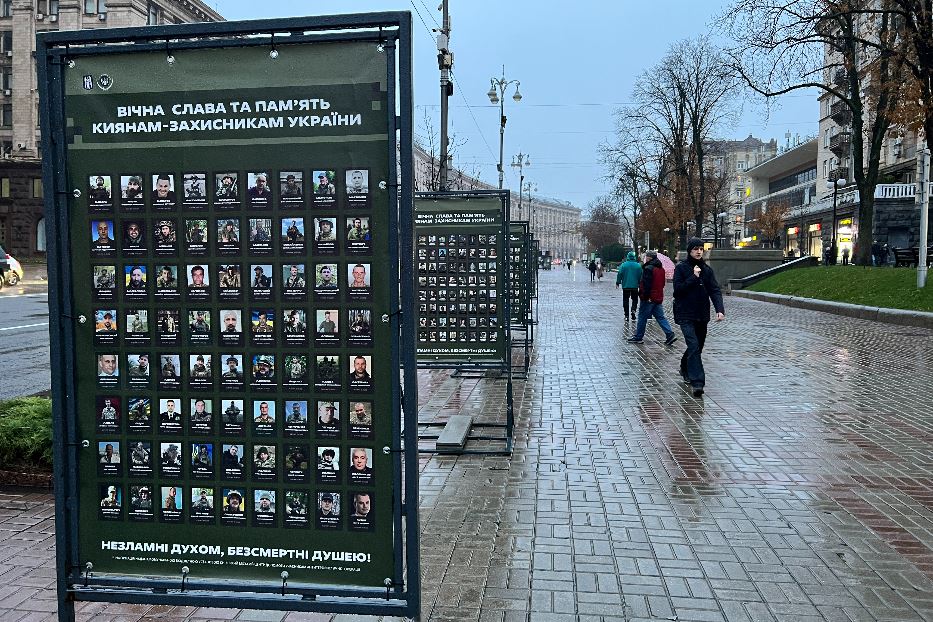 I banner che commemorano i caduti di guerra lungo le strade di Kiev