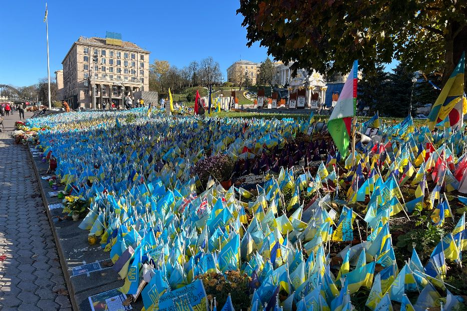 Maidan, la piazza centrale di Kiev, con le bandierine che ricordano i soldati morti in guerra