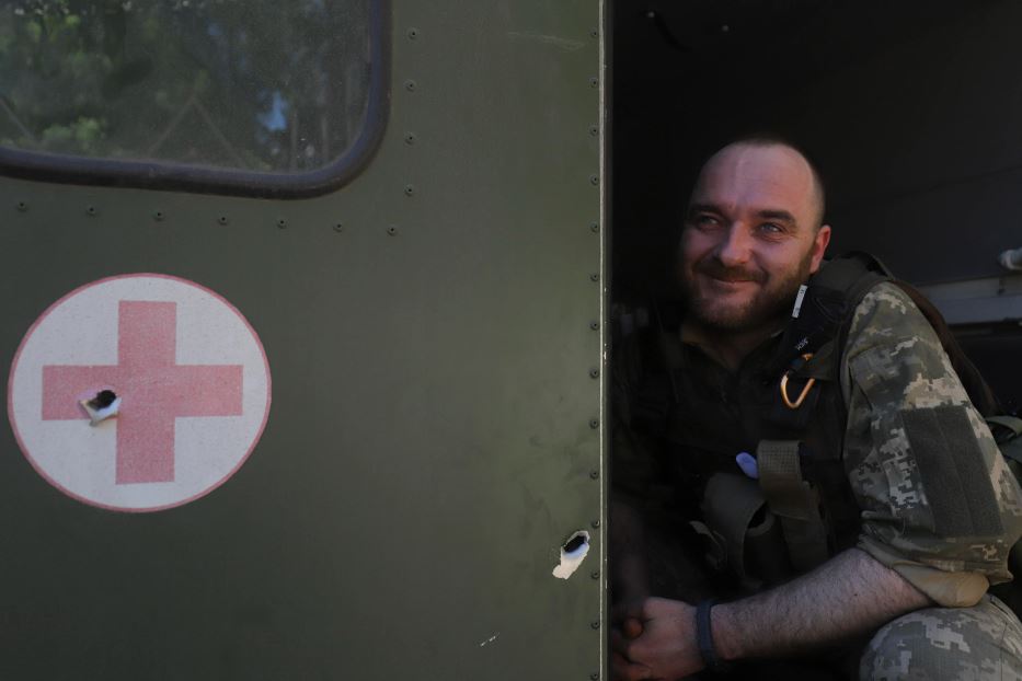 Un medico militare su un'ambulanza dell'esercito ucraino lungo il fronte in Donbass