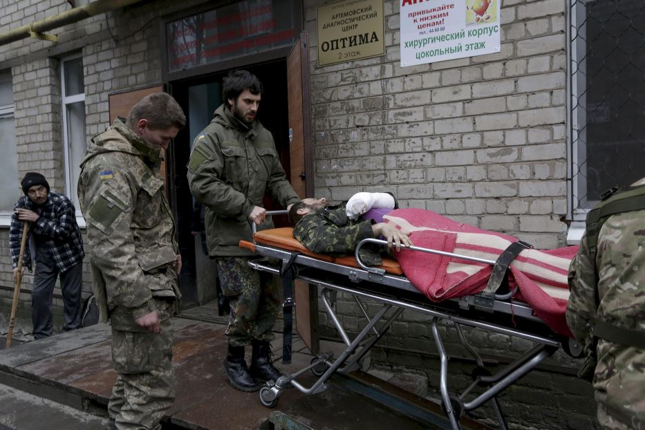 Un militare ferito portato in un ospedale dell'Ucraina