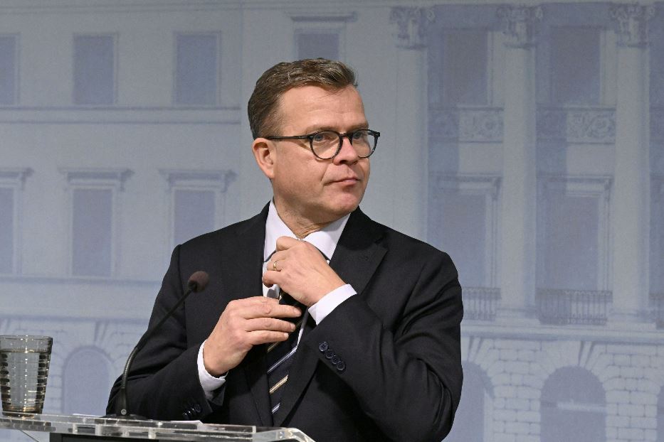 Il primo ministro finlandese Petteri Orpo in conferenza stampa
