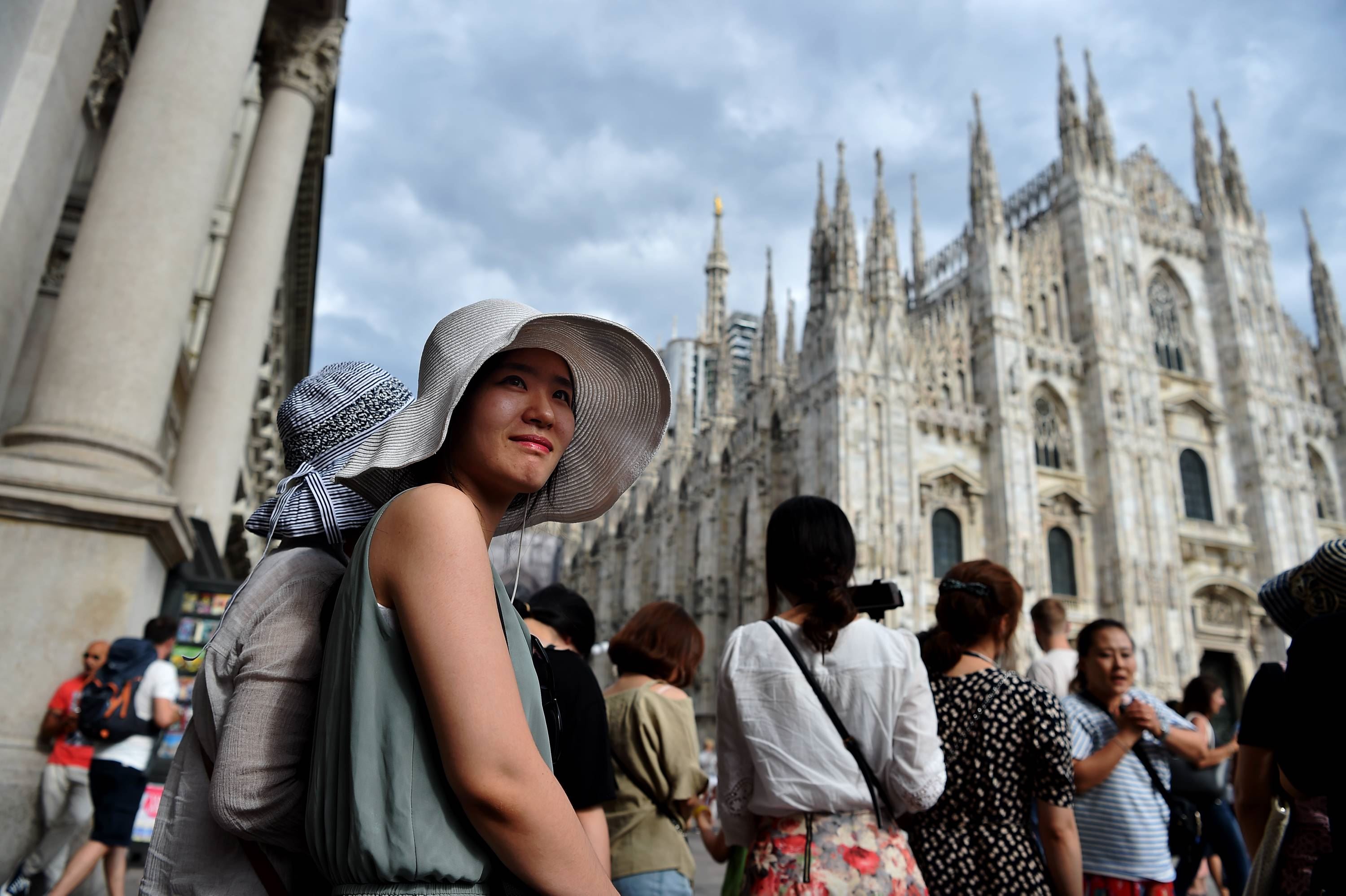 Visitatori in piazza Duomo a Milano. Per il capoluogo lombardo è record di turisti