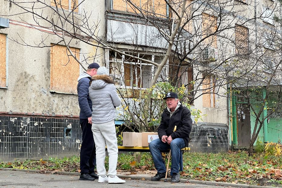 I poveri di guerra che vivono nel blocco 32, uno dei condomini bombardati a Kharkiv