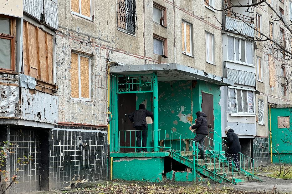 I condomini bombardati nel quartiere di Saltivka a Kharkiv dove la gente è tornata a vivere