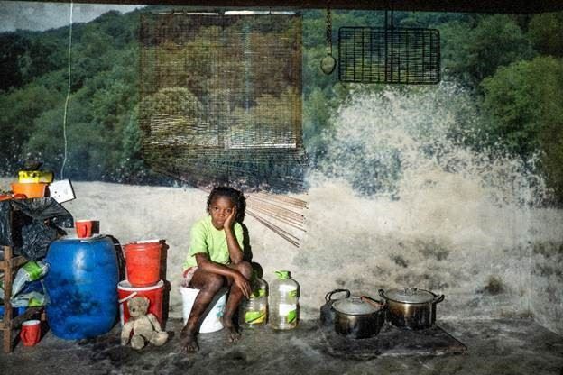 Inhaca. Atália Almeida, 8 anni, accanto alla sala-cucina di casa sua. Va a scuola e aiuta sua madre nei campi di manioca.