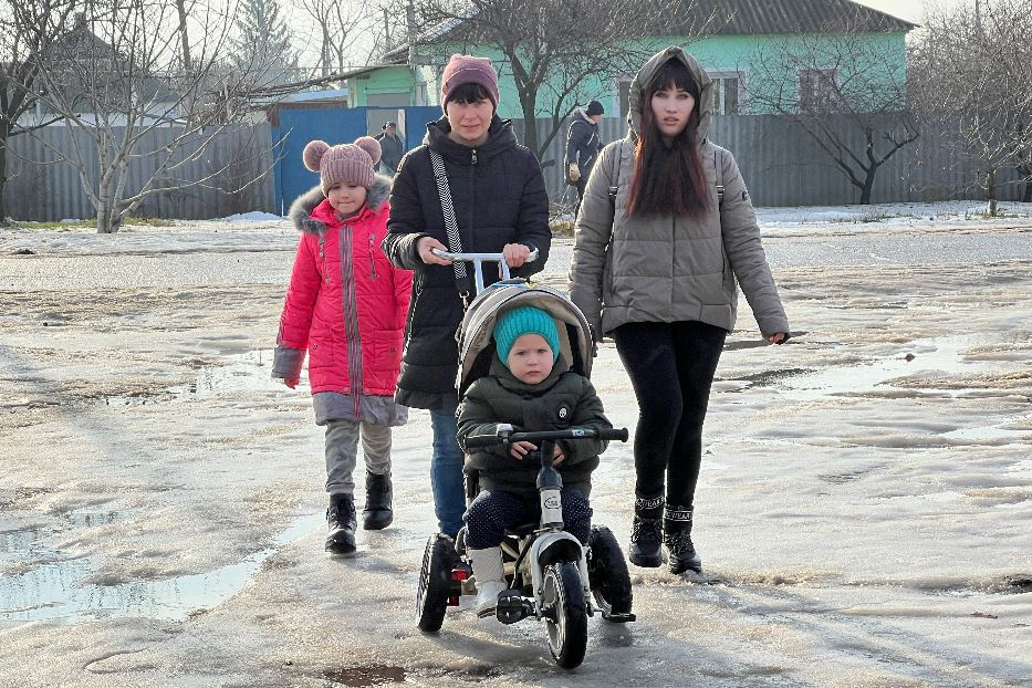 Mamme e bambini a Shevchenkove, la “cittadina degli sfollati” che continua a essere bombardata
