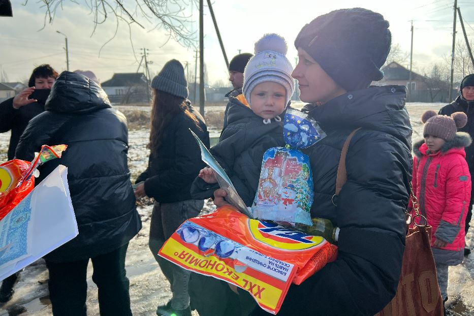 Una mamma con il bambini che ha ricevuto i doni di Natale portati dalle suore greco-cattolica a Shevchenkove, la “cittadina degli sfollati”
