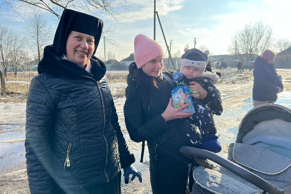 Oksana Ocerklevic assieme alle sue due figlie: la sua casa è stata rasa al suolo in Donbass. Con loro suor Olexia, religiosa di San Giuseppe, che porta gli aiuti umanitari nei villaggi più difficili