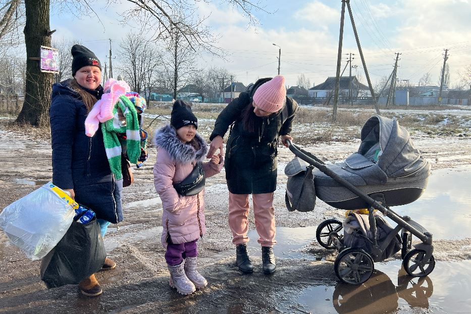 Mamme e bambini a Shevchenkove, la “cittadina degli sfollati”. A sinistra, Natalia Efimova che aspetta il terzo figlio e ha partorito la secondogenita nei sotterranei dell'ospedale sotto le bombe
