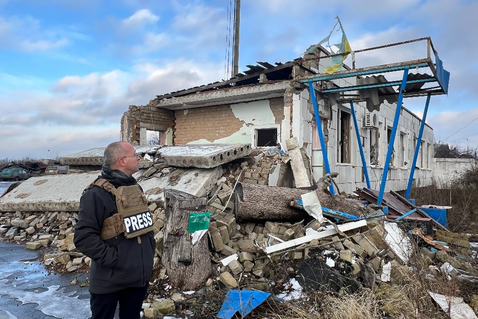 Le macerie di uno dei bombardamenti a Shevchenkove, la “cittadina degli sfollati” nella regione di Kharkiv