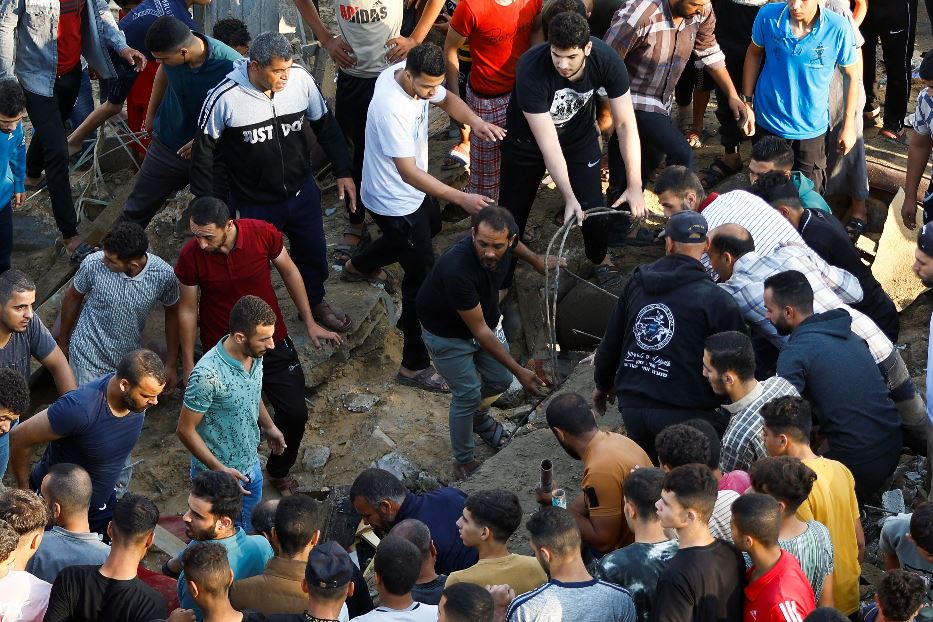 Si scava in cerca di sopravvissuti dopo un raid israeliano si Gaza