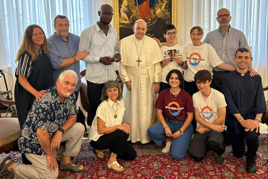 Una foto di gruppo dell'incontro che il Papa ha avuto con il migrante Bentolo