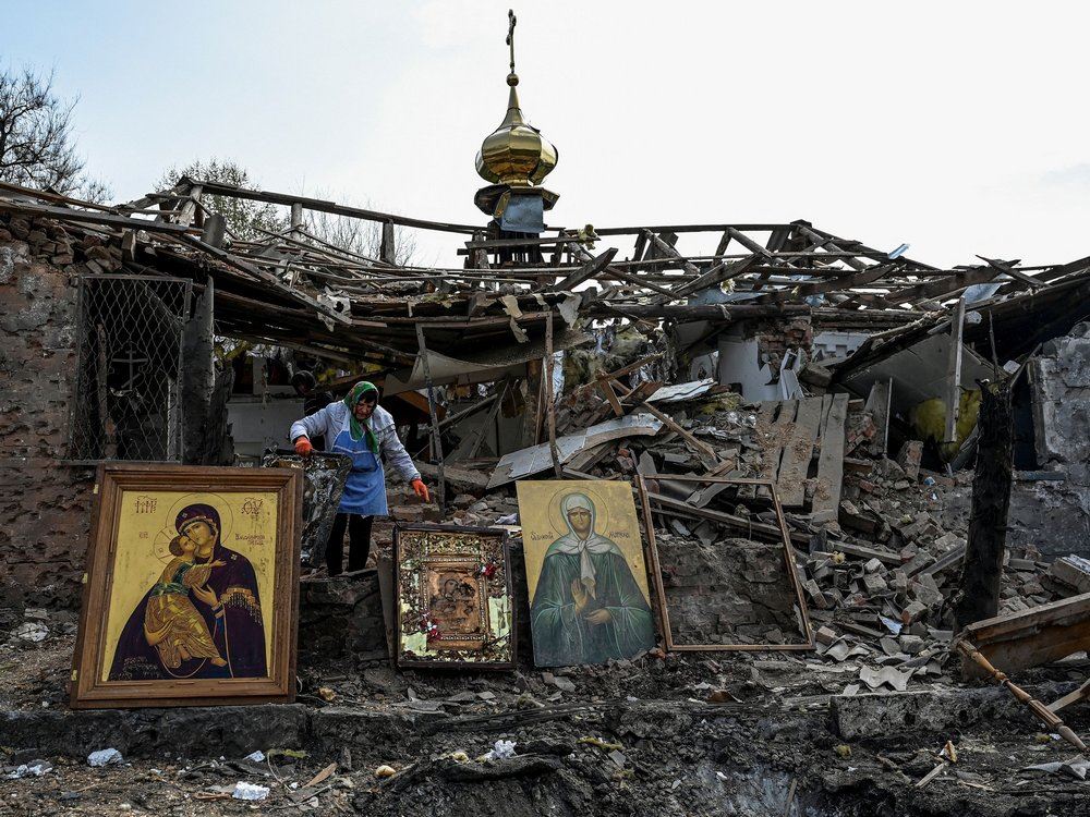 La chiesa ortodossa colpita da un missile nel giorno di Pasqua nel villaggio di Komyshuvakha nella regione di Zaporizhzhia