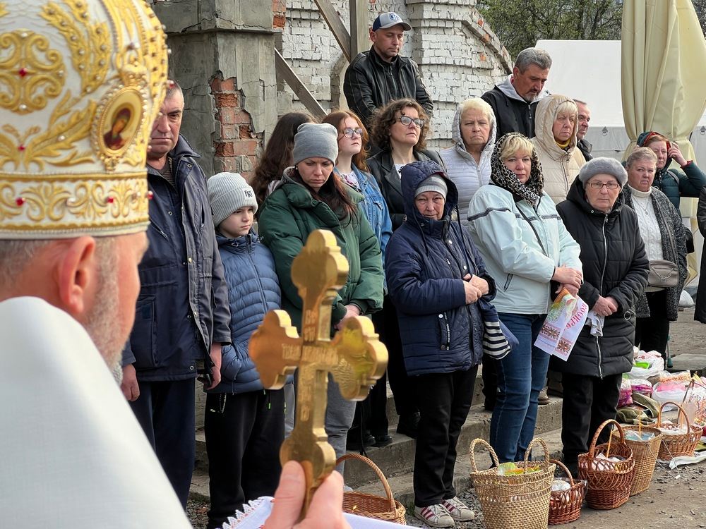 I fedeli davanti alla Cattedrale greco-cattolica di Kharkiv per la liturgia di Pasqua