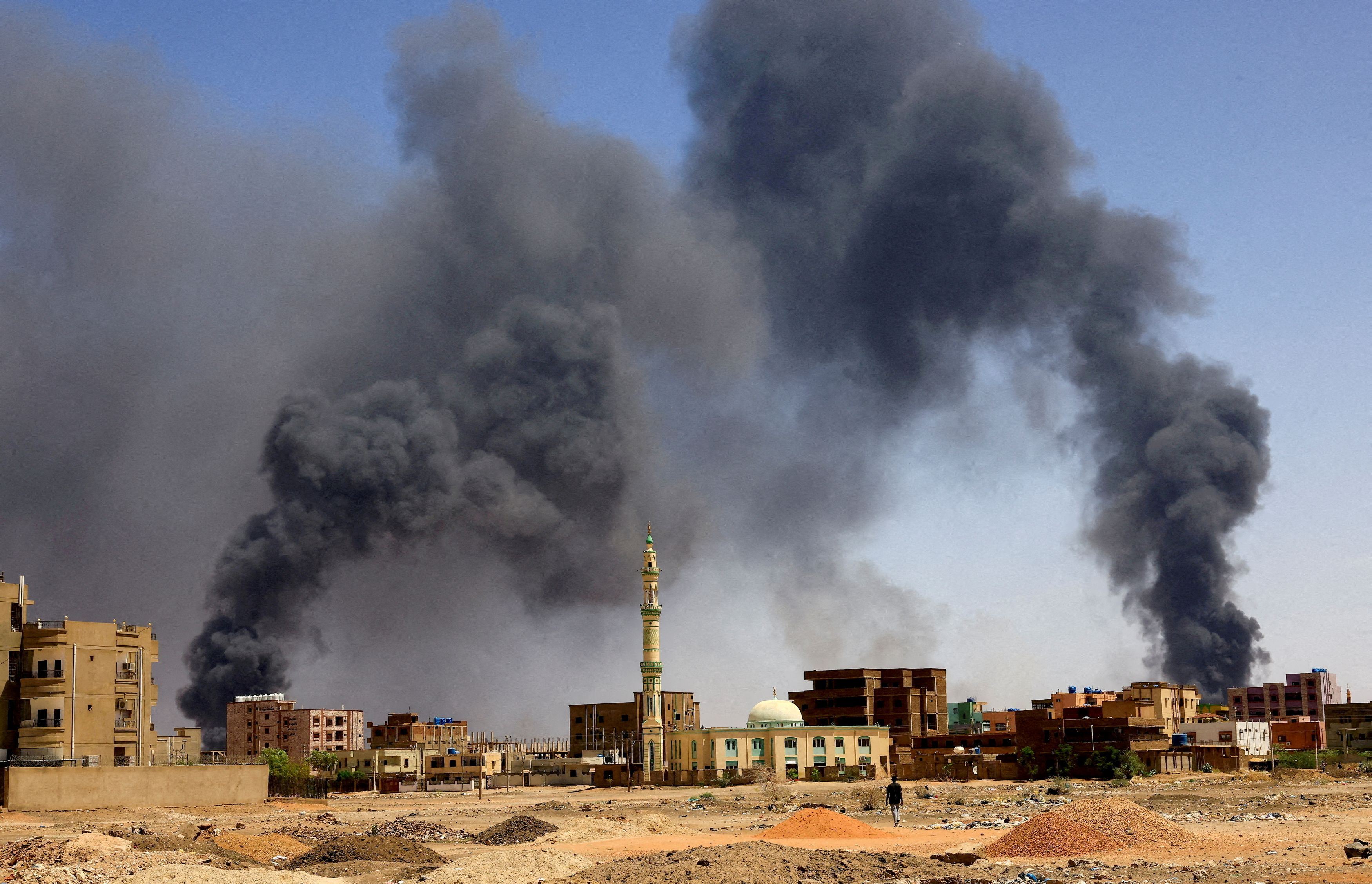 Il fumo si alza dalla periferia della capitale sudanese Khartum