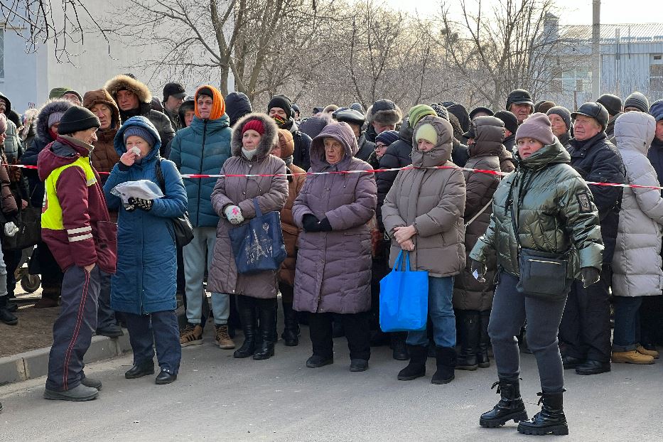 Gli ex sfollati in coda per il cibo distribuito dai volontari Caritas nel quartiere di Zhukovskogo a Kharkiv