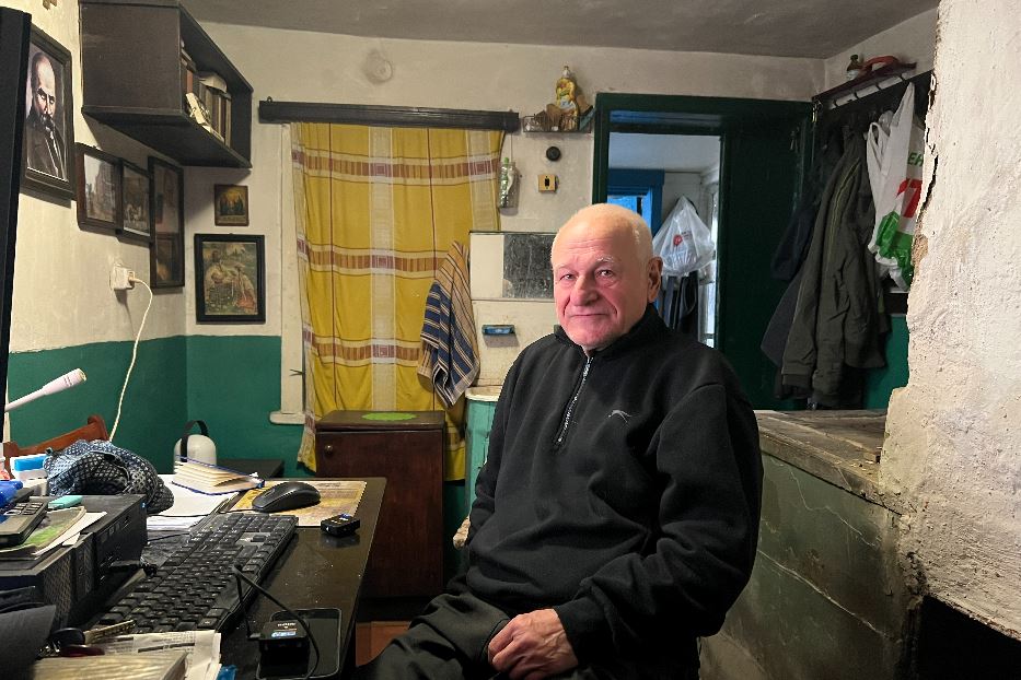 Oleksandr Zubar, il professore in pensione di 76 anni, che ha scelto di restare a Kupiansk e vive da sommerso