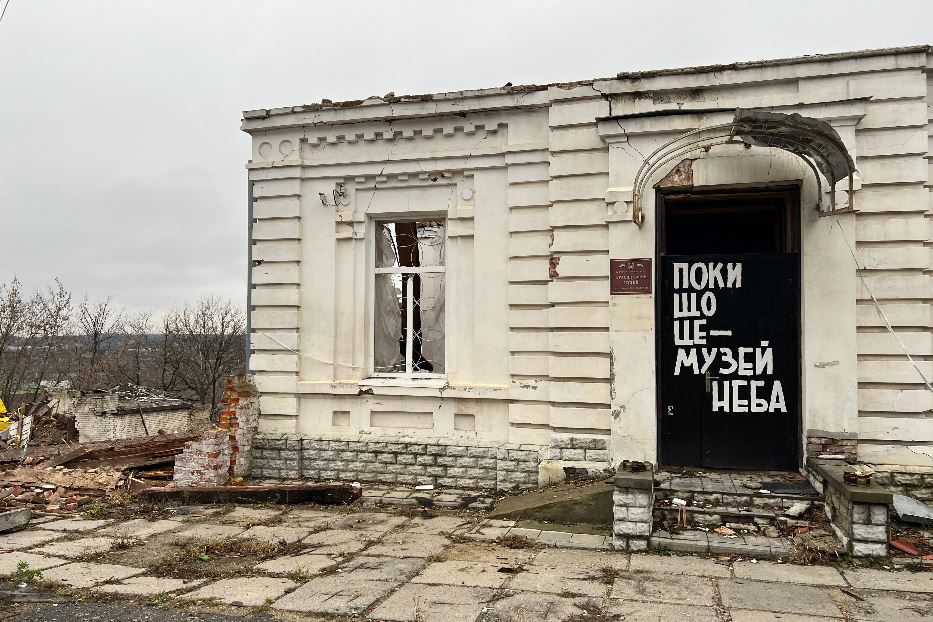 Il museo di storia locale di Kupiansk devastato dai missili russi in cui sono state uccise la direttrice e la sua vice