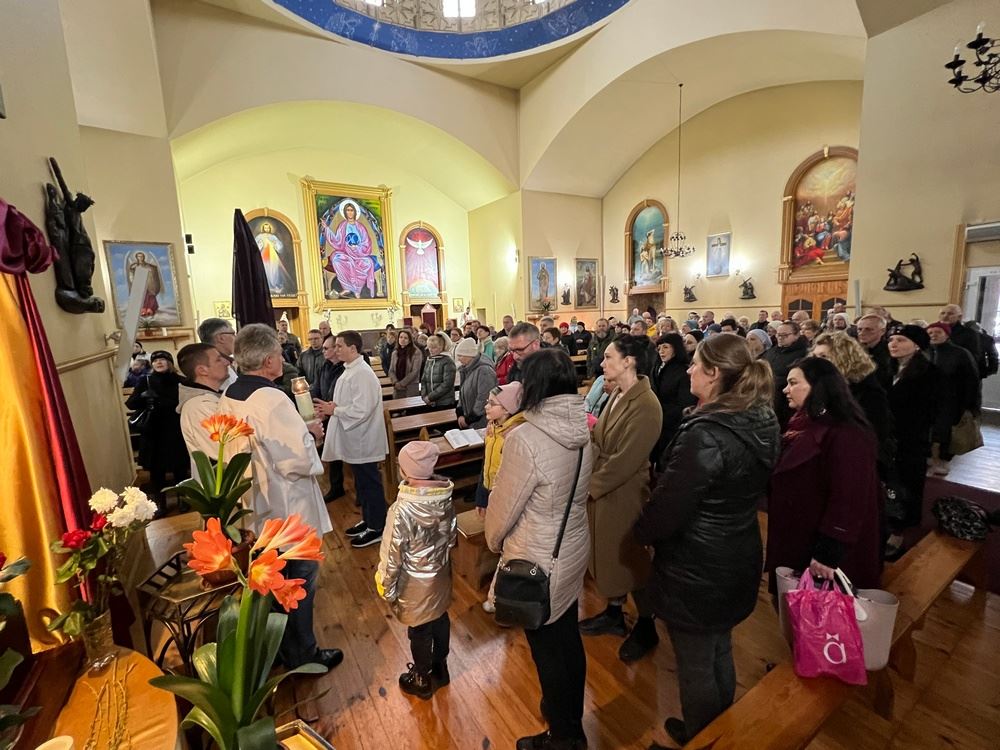 La Via Crucis a Zaporizhzhia nella Cattedrale affollata