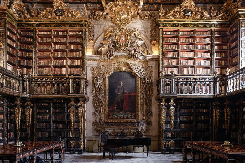 La “biblioteca joanina” dell’università di Coimbra, con il ritratto di Giovanni V, re di Portogallo