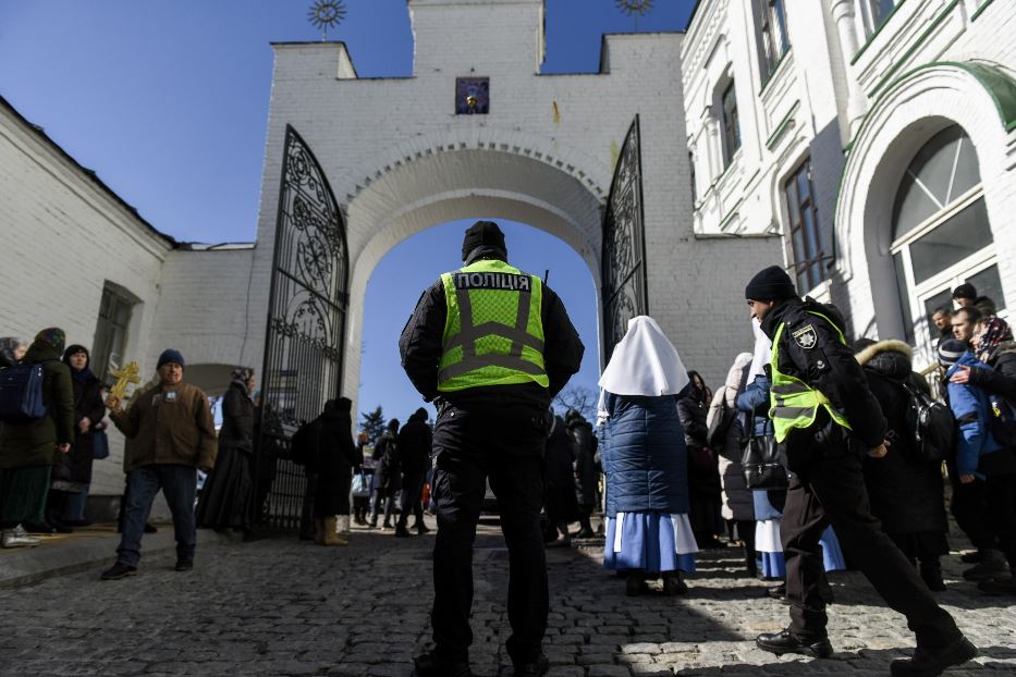 L'ingresso del Monastero delle grotte a Kiev presidiato dalla polizia