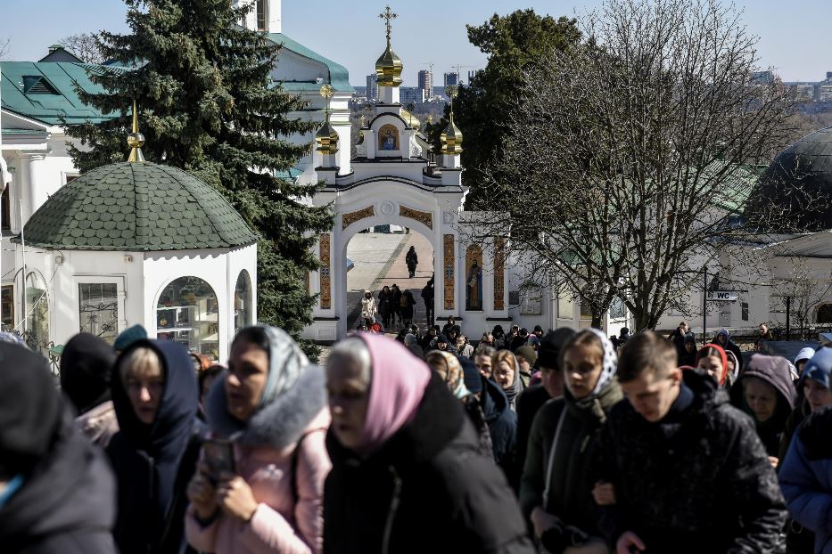 La protesta dei fedeli per fermare la cacciata dei monaci dal Monastero delle grotte a Kiev
