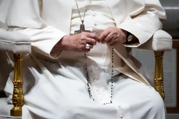 Papa Francesco recita il rosario durante la veglia di preghiera nella basilica di San Pietro