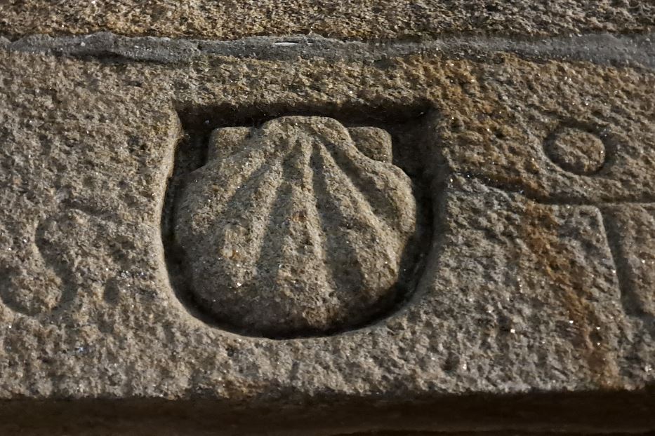Sull'architrave di una casa di Santiago l'antica incisione della conchiglia del pellegrino