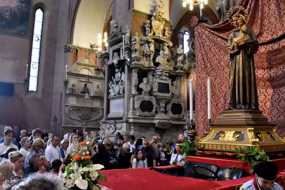 Padova, l'omaggio dei fedeli a Sant'Antonio