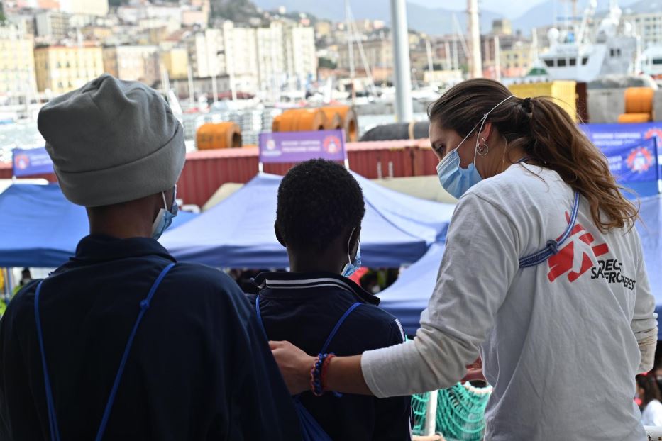 Lo sbarco di alcuni giovanissimi migranti dopo un salvataggio coordinato da Emergency nel Mediterraneo