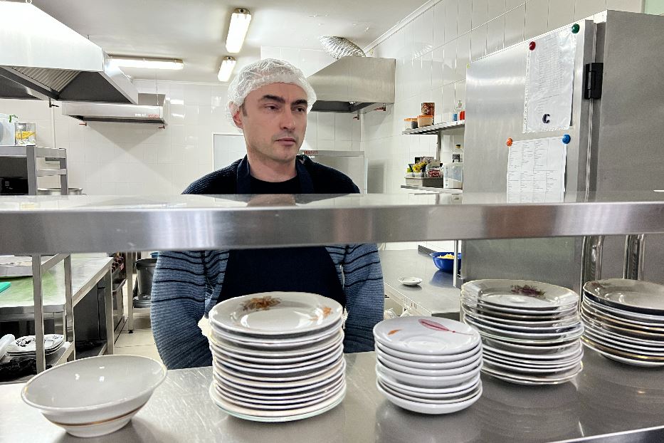 Aleksay, lo sfollato diventato cuoco nel rifugio creato nella fabbrica di vodka “Khortytsa” a Zaporizhzhia