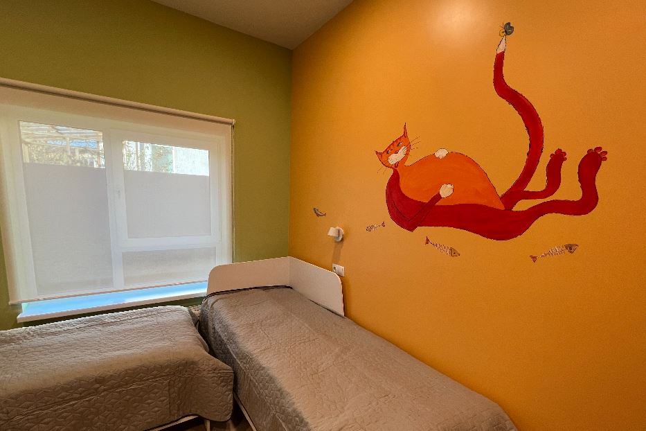La stanza con i 'gatti rossi' disegnati dal piccolo Sasha nella casa-famiglia per bambini malati di tumore a Kiev